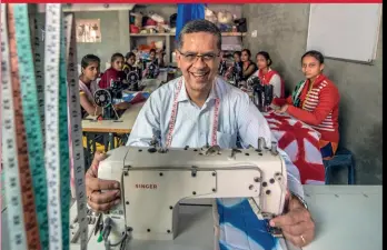  ?? MANEESH AGNIHOTRI ?? SINGER’S HUM Nagpal at a stitching centre in Faridapur Inayat village in Bareilly district, UP