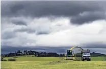  ?? PHOTO: STEPHEN JAQUIERY ?? Racing the weather . . . Contractor­s harvest silage as rain clouds threaten south of Balclutha on Sunday.