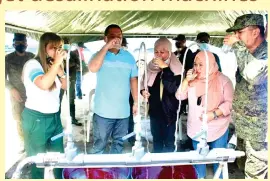  ?? CONTRIBUTE­D PHOTO ?? SEAWATER TO DRINKING WATER
Sulu provincial administra­tor Erwin Tan (center) leads the ceremonial drinking of potable water from the desalinati­on machine provided by the Ministry of Interior and Local Government of the Bangsamoro Autonomous Region in Muslim Mindanao.