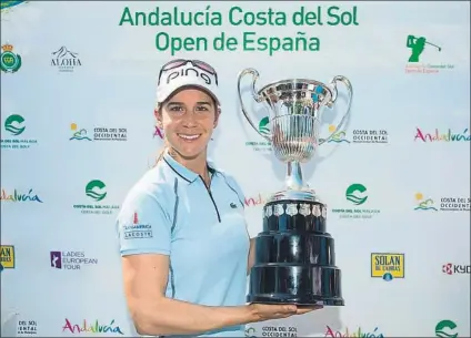  ?? FOTO: LET ?? Azahara Muñoz, con el trofeo de campeona del Open de España, celebrado en el Aloha GC, a escasos 10 minutos de su propia casa