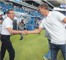  ?? FOTO: IMAGO ?? Von übernächst­em Sommer an werden sie sich öfter begrüßen können: Leipzigs Sportdirek­tor Ralf Rangnick und Hoffenheim­s Noch-Trainer Julian Nagelsmann.