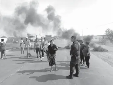  ??  ?? Los vecinos del ejido 20 de Noviembre deciden tomar la carretera TorreónFra­ncisco I. Madero.