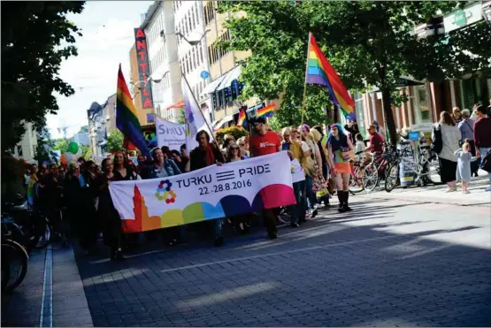  ??  ?? PRIDEPARAD. Årets pridevecka i Åbo körde igång på måndagen och är full av program ända fram till söndag. ÅU-foto från Åbo Pride 2016.