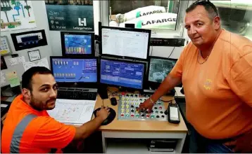  ?? (Photo Valérie Le Parc) ?? Au coeur de la centrale, le technicien (à gauche), lance la fabricatio­n du béton selon la formule demandée par le client, en la sélectionn­ant dans une liste et en cliquant sur un bouton. L’ordinateur se charge du reste… Le tout, sous l’oeil avisé du...