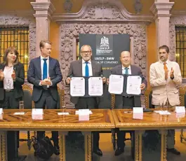  ??  ?? El rector Manuel Fermín Villar Rubio y el presidente de BMW Group, Hemrann Bohrer, signaron el documento.