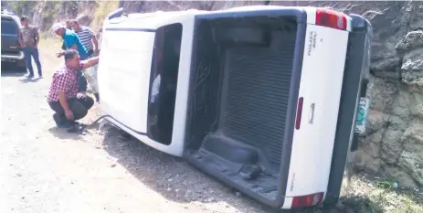  ??  ?? PERCANCE. El vehículo del alcalde de Copán Ruinas volcó en la carretera de occidente cuando este se transporta­ba con su padre.