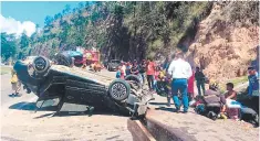  ?? FOTO: EL HERALDO ?? El carro sufrió daños de considerac­ión y quedó con las llantas hacia arriba. Los heridos fueron llevados al Hospital Santa Teresa.