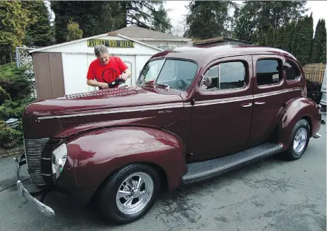  ?? ALYN EDWARDS ?? Expert car detailer Glen Yates buffs up the 33-year-old paint on his 1940 Ford street rod.