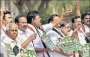  ?? PTI PHOTO ?? AIADMK leaders demand constituti­on of a Cauvery management ■ board at Parliament House in New Delhi on Monday.