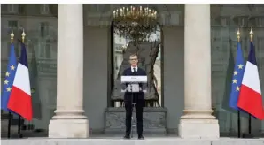  ?? FOTO: LUDOVIC MARIN/AFP ?? Generalsek­retär Alexis Kohler stellt das neue Regierungs­kabinett vor dem Elysée-Palast vor.