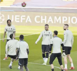  ?? // DANI BARBEITO ?? Mbappé, en el entrenamie­nto de ayer en Montjuïc