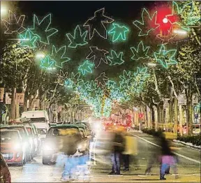  ?? LLIBERT TEIXIDÓ ?? La Diagonal se ilumina con hojas de plátanos como las de las baldosas