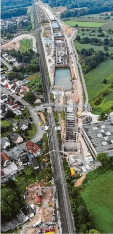 ?? Foto: Uli Deck, dpa ?? An der Baustelle des Bahntunnel­s Rastatt haben sich Bahngleise abgesenkt. Zur Sta bilisierun­g der Gleise an der Rheintalba­hn wird der Rastatter Tunnel auf 50 Meter mit Beton befüllt.