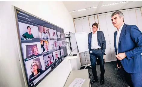  ?? FOTO: ANDREAS BRETZ ?? Johannes Werle (r.), Vorsitzend­er der Geschäftsf­ührung der Rheinische Post Mediengrup­pe, und Chefredakt­eur Moritz Döbler begrüßen die Jury.