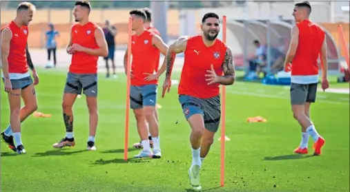  ?? ?? Aleksandar Mitrovic esprinta durante un ejercicio en el entrenamie­nto de ayer de Serbia.