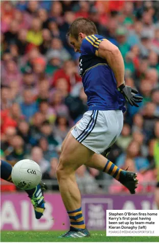  ?? PIARAS Ó MÍDHEACH/SPORTSFILE ?? Stephen O’Brien fires home Kerry’s first goal having been set up by team-mate Kieran Donaghy (left)