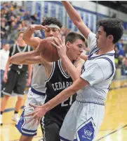  ?? GARY PORTER / FOR THE MILWAUKEE JOURNAL SENTINEL ?? Matt Barber of Cedarburg is surrounded by Ben Abrams (right) and Xavier Johnson of Whitefish Bay.