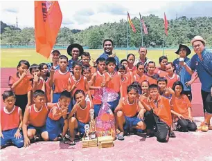  ??  ?? KAMI JUARA: Kontinjen SK Nanga Engkamop merakamkan kenangan bersama para guru selepas dinobatkan juara Kejohanan Olahraga Pembanguna­n Zon Engkamop 2014 di Pakan.
