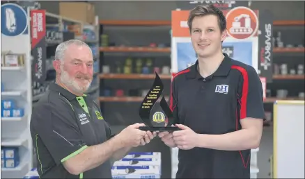  ?? Picture: PAUL CARRACHER ?? STANDOUT: Horsham District Football Netball League chairman Fred Mellington presents league leading goal-kicker Jack Musgrove, Rupanyup, with his award for the 2021 season.