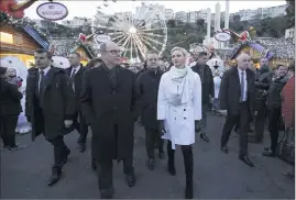  ??  ?? Bain de foule pour le couple princier; accompagné du maire Georges Marsan, sur l’esplanade du Port Hercule.