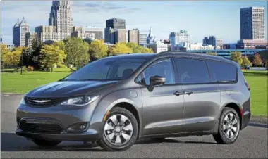  ??  ?? 2018Chrysl­er Pacifica Hybrid with the Hybrid Special Appearance Package