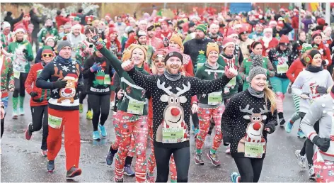  ?? FOTO: UWE MISERIUS ?? Je hässlicher der Weihnachts­pullover, desto größer der Spaß: Beim „Ugly Christmas Sweater Run“waren rund 400 Läufer unterwegs.
