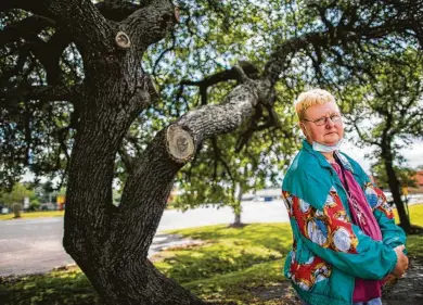  ?? Marie D. De Jesús / Staff photograph­er ?? Jacquelyn Guyton, a single mother on disability, successful­ly applied for rental aid through a city program after more than an hour of trying Wednesday morning at St. Charles Borromeo Catholic Church.