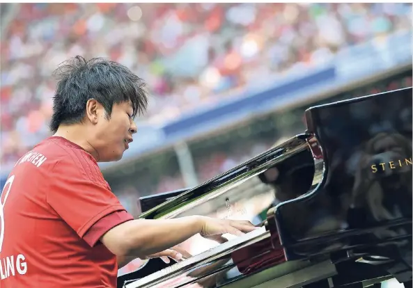  ?? FOTO: DPA ?? Der chinesisch­e Pianist Lang Lang bei einer Team-Präsentati­on des FC Bayern München. Das Bild entstand 2015, als Lang noch problemlos spielen konnte.