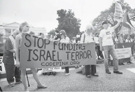  ?? PABLO MARTINEZ MONSIVAIS / THE ASSOCIATED PRESS ?? Protesters demonstrat­e against Israel’s military offensive in the Gaza Strip, in front of the White House in Washington, D.C., on Saturday.