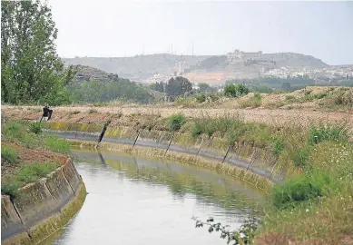  ?? V. PELLICER ?? Canal de la Estanca de Alcañiz, una de las infraestru­cturas de riego de la cuenca del Guadalope.