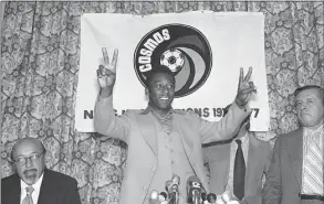  ?? Ira Schwarz / Associated Press ?? Pelé of the New York Cosmos gestures during a press conference in New York on Sept. 29, 1977.