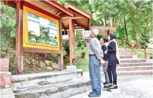  ??  ?? PELBAGAI info aktiviti boleh didapati berhampira­n pintu masuk Air Terjun Mahua.