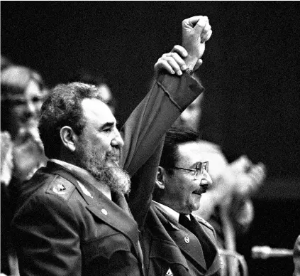  ??  ?? ► Fidel y Raúl Castro después de ser reelectos en el Tercer Congreso del Partido Comunista de Cuba, en La Habana, en 1986.