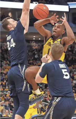  ?? MARK HOFFMAN / MILWAUKEE JOURNAL SENTINEL ?? Marquette forward Justin Lewis had game highs with 20 points and 13 rebounds against Xavier on Sunday.