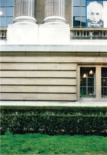  ??  ?? Luigi Ghirri. « Parigi ». 1980. C-print. (© Eredi di Luigi Ghirri)