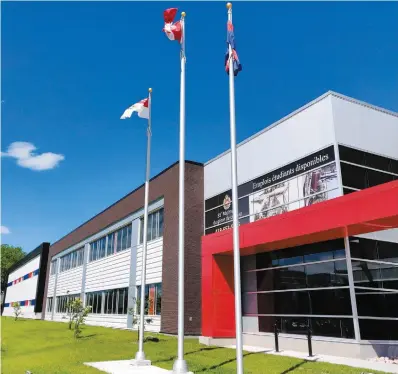  ?? PHOTO DOMINIQUE LELIÈVRE ?? Le bâtiment de deux étages renferme des espaces d’entraîneme­nt, des aires d’entreposag­e, des bureaux, des salles de classe et un terrain de parade.