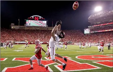  ?? AP/NATI HARNIK ?? (5) can’t catch an overthrown pass in the end zone behind Nebraska defensive back Aaron Williams (24) on the final play of Saturday night’s game in Lincoln, Neb. The Red Wolves lost to the Cornhusker­s, 43-36, but they outgained Nebraska 497-463 and had...