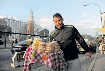  ?? LUCIANO THIEBERGER ?? Chipá y tortas fritas en Retiro. Parte de la población precarizad­a mantuvo su empleo.