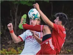  ?? Foto: Oliver Reiser ?? Das Nachsehen hatten Patrick Fendt (links) und die SpVgg Westheim im Stadtderby gegen den TSV Neusäß (rechts Mathias Steger).