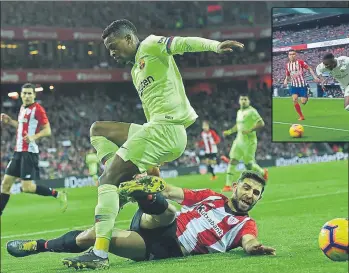  ??  ?? La entrada de Yeray a Semedo no acabó en penalti en Bilbao como sí, según Estrada Fernández y el VAR, la de Giménez a Vinicius, que empezó fuera del área en el derbi madrileño FOTOS: AP/VIDEOTAPE