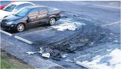  ?? JOE CAVARETTA/STAFF PHOTOGRAPH­ER ?? Charred debris is all that is left after several cars burned Monday in Lauderdale Lakes.