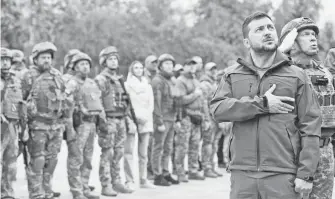  ?? AFP ?? El presidente Zelenski encabezó la ceremonia del izado de bandera en Izium