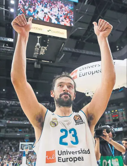  ??  ?? Sergio Llull celebra la clasificac­ión del Real Madrid. El base anotó 11 puntos en su segundo partido FOTO: EFE