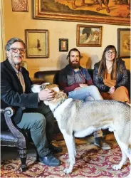  ?? ?? Ο Κώστας Καράπαυλος με τον γιο του Νίκο, τη Μαρία Γεραμάνη και τον σκύλο τους Αρη. Μένει σε ένα σπίτι 180 ετών που κληρονόμησ­ε από την οικογένειά του.