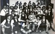  ?? Foto: Archiv ?? Zünftig ging es auch schon vor mehr als 100 Jahren bei den Lechhauser Trachtlern zu.