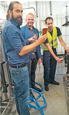  ?? FOTO: THOMAS SPONTICCIA ?? Karlsberg-Chef Christian Weber (links), Geschäftsf­ührer Markus Meyer und Braumeiste­r Thomas Kaiser testen in der Versuchsbr­auerei in Homburg eine neue Biersorte.