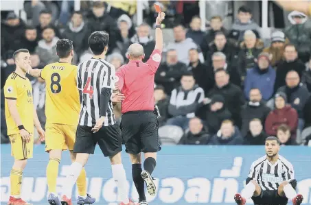  ??  ?? Newcastle United’s DeAndre Yedlin (right) is shown a red card by referee Mike Dean.