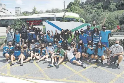  ?? FOTO: UNCITI ?? Rumbo a Madrid
La plantilla y cuerpo técnico del Añorga antes de subirse al autobús para viajar hasta la Ciudad Deportiva de Las Rozas