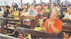  ??  ?? Parishione­rs at St Peter’s Catholic Church, Padungan say the Chaplet of the Divine Mercy before the Good Friday service.