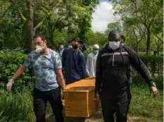  ?? Mauricio Lima/The New York Times ?? The burial of an elderly man who died from COVID-19 in Thiais, France, on April 24. The coronaviru­s pandemic has hit France hard.